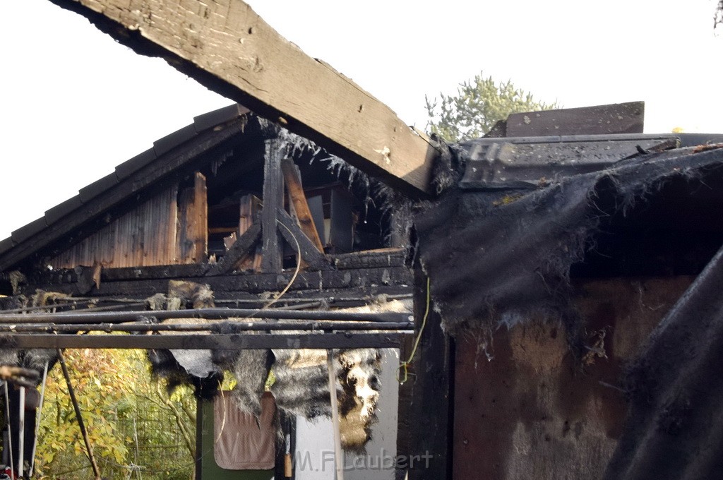 Feuer 1 brannten 3 Lauben Koeln Fuehlingen Kriegerhofstr P110.JPG - Miklos Laubert